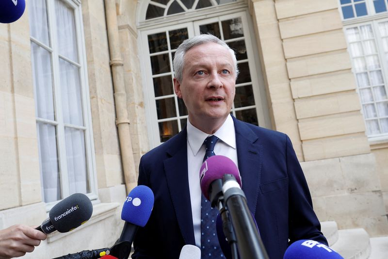 &copy; Reuters. FILE PHOTO: French Minister for Economy, Finance, Industry and Digital Security Bruno Le Maire talks to journalists as he leaves after a working meeting with the French Prime Minister and members of the government at the Hotel Matignon in Paris, France, J