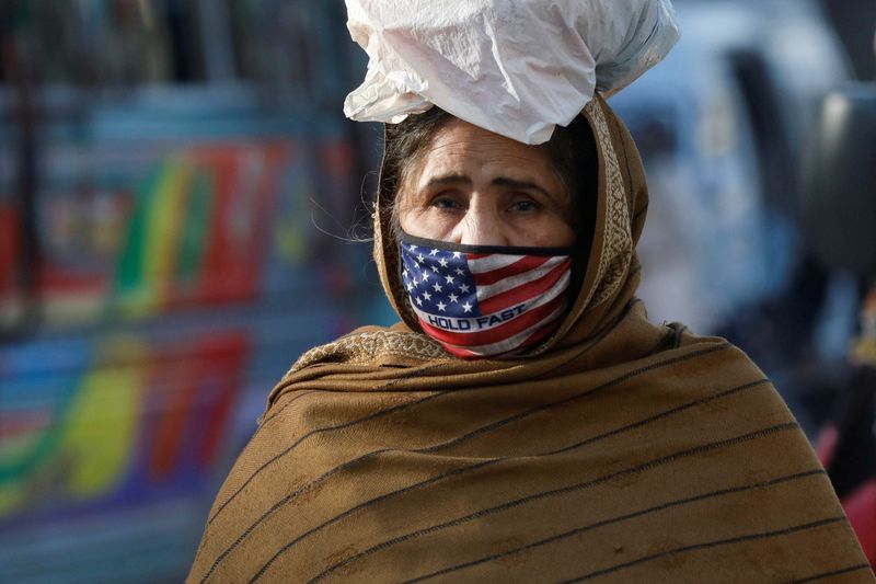 &copy; Reuters. امرأة تضع كمامة للوقاية من فيروس كورونا في كراتشي في باكستان يوم 26 يناير كانون الثاني 2022. تصوير: أختار سومرو - رويترز.