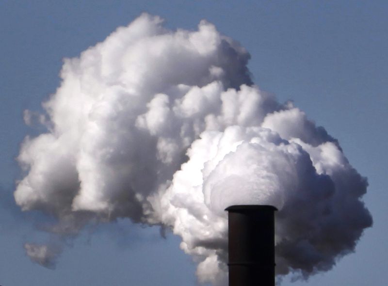 &copy; Reuters.  ６月２７日、豪政府は同国の炭素排出量が２０２１年に１％近く増加したと発表した。ポート・ケンブラの鉄工場で２０１１年７月撮影（２０２２年　ロイター/Tim Wimborne）