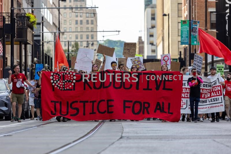 &copy; Reuters. Manifestanti protestano dopo che la Corte Suprema ha rovesciato la sentenza Roe vs. Wade, che ha annullato il diritto costituzionale della donna all'aborto. Venerdì 24 giugno 2022 a Cincinnati, Ohio, USA. (Foto di Jason Whitman/NurPhoto)