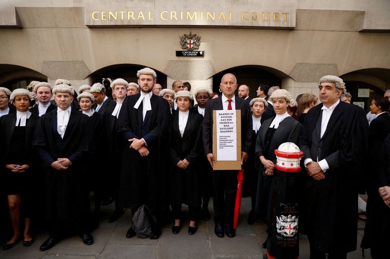 © Reuters. Criminal barristers strike outside the 'Old Bailey' in London, Britain, June 27, 2022. REUTERS/John Sibley