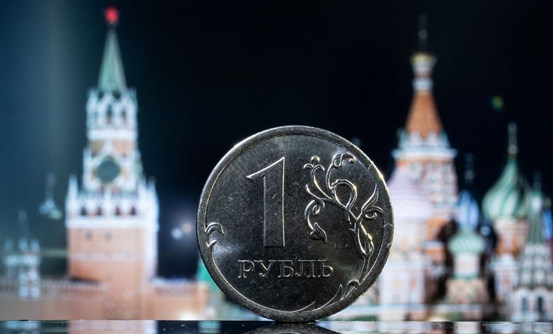 &copy; Reuters. A Russian one rouble coin is pictured in front of a monitor showing St. Basil's Cathedral and a tower of Moscow's Kremlin in this illustration taken June 24, 2022. REUTERS/Maxim Shemetov/Illustration