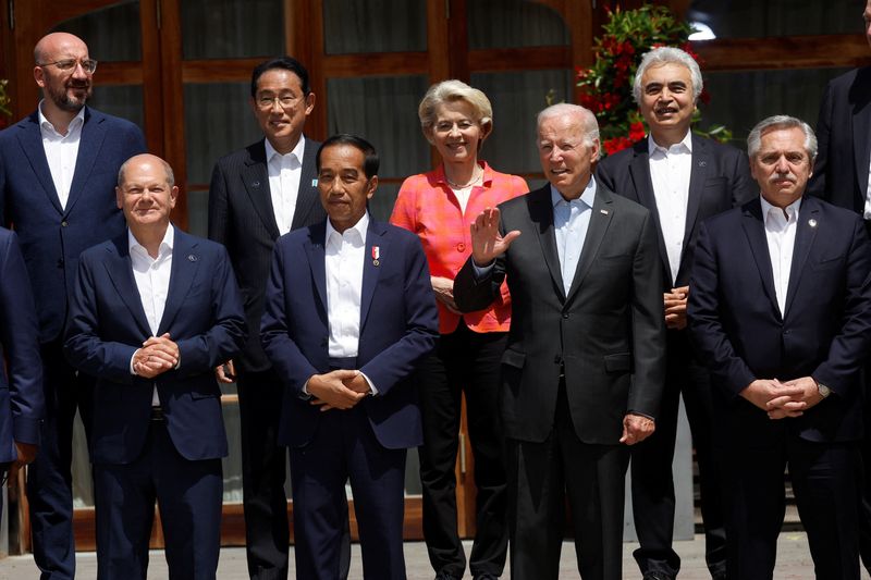 &copy; Reuters. Líderes dos países do G7 e de nações convidadas posam para foto em frente ao castelo de Schloss Elmau, na Alemanha
27/06/2022 REUTERS/Jonathan Ernst