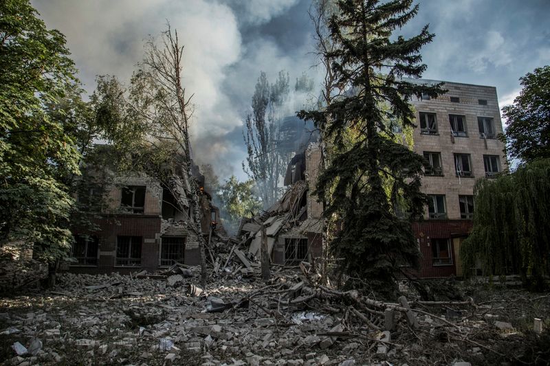 &copy; Reuters. De la fumée s'élève au-dessus des restes d'un bâtiment détruit par une frappe militaire à Lysychansk, dans la région de Luhansk, en Ukraine. Les autorités régionales ont exhorté lundi les civils à évacuer d'urgence la ville qui subit les attaq