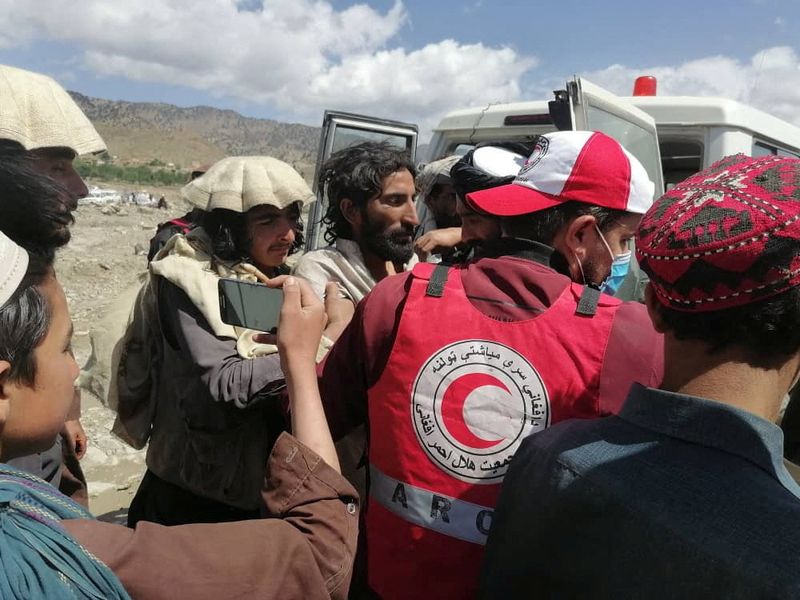 &copy; Reuters. مسعفون ومتطوعون تابعون للهلال الأحمر الأفغاني ينقلون ضحايا الزلزال إلى مستشفيات في منطقة سبرا في أفغانستان يوم 22 يونيو حزيران 2022. صورة لروي