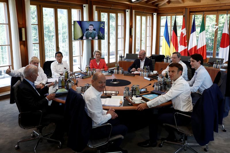 &copy; Reuters. Líderes do G7 reunidos com presidente da Ucrânia, Volodymyr Zelenskiy, por videoconferência no castelo de Schloss Elmau, na Baviera, Alemanha
27/06/2022 REUTERS/Benoit Tessier/Pool