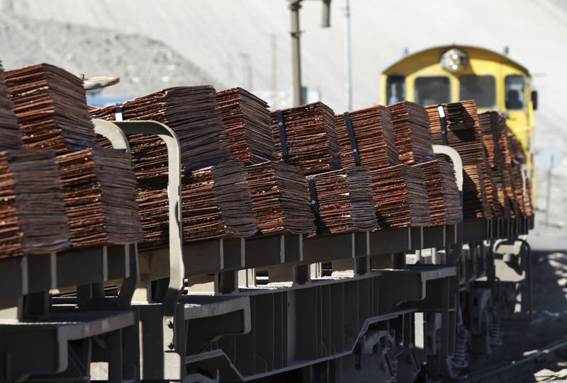 &copy; Reuters. Imagen de archivo de un tren que transporta cátodos de cobre sale de la mina y fundición de Chuquicamata hacia un puerto en el norte de Chile