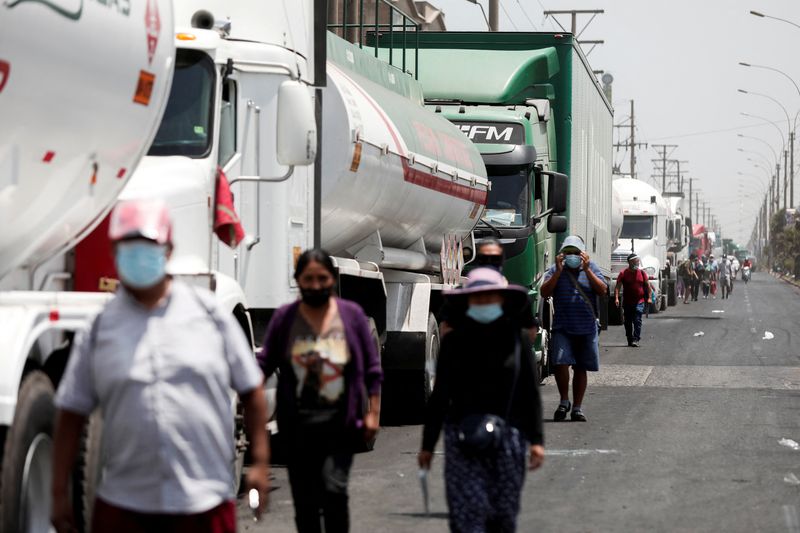 Perú declara en emergencia en carreteras del país por anuncio de huelga de camioneros