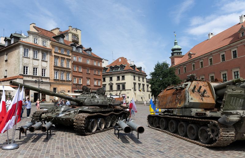 &copy; Reuters. Foto del lunes de un tanque ruso T-72B destruido en exhibición en Varsovia. 
Jun 27, 2022. REUTERS/Kacper Pempel