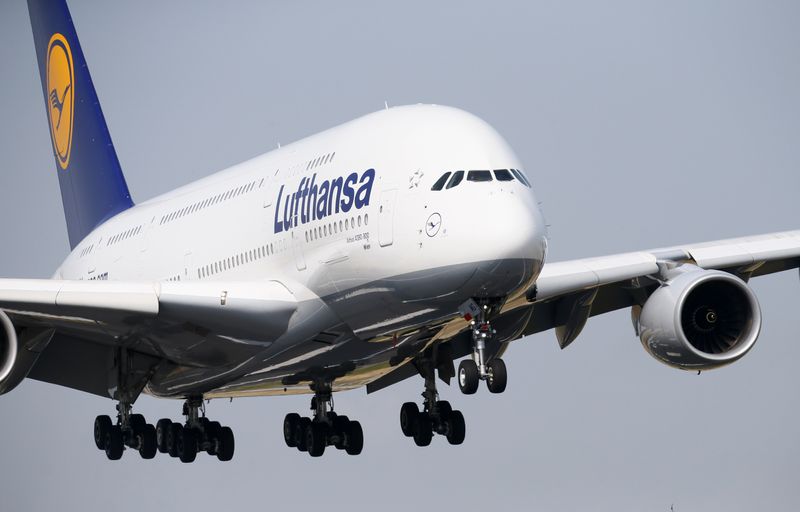 &copy; Reuters. FILE PHOTO: A Lufthansa Airbus 380 approaches Frankfurt airport July 12, 2013.  REUTERS/Ralph Orlowski 