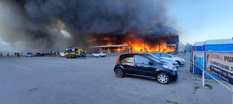 © Reuters. Shopping center atingido por ataque de míssil russo em Kremenchuk, na Ucrânia
27/06/2022 Serviço de Imprensa do Serviço de Emergência da Ucrânia/Divulgação via REUTERS