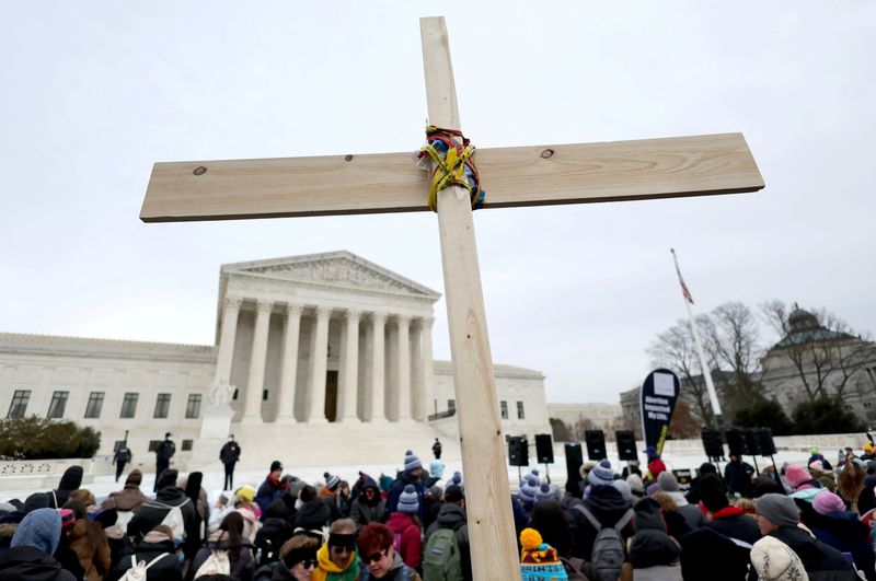 &copy; Reuters. FILE PHOTO: Anti-abortion activists hold a cross in front of the U.S. Supreme Court building during the annual "March for Life" in Washington, U.S., January 21, 2022. REUTERS/Jim Bourg/File Photo