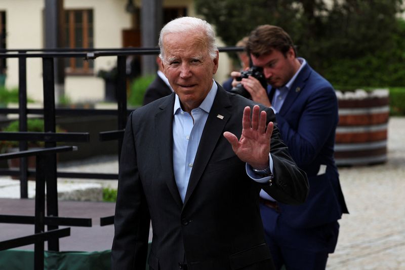 &copy; Reuters. U.S. President Joe Biden waves, as G7 leaders meet with outreach guests for the working session at the Bavarian resort of Schloss Elmau castle, near Garmisch-Partenkirchen, Germany, June 27, 2022. REUTERS/Lukas Barth/Pool