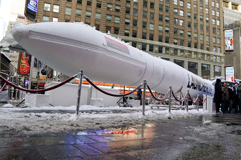 &copy; Reuters. Foguete LauncherOne da Virgin Orbit na Times Square, em Nova York
07/01/2022
REUTERS/Carlo Allegri