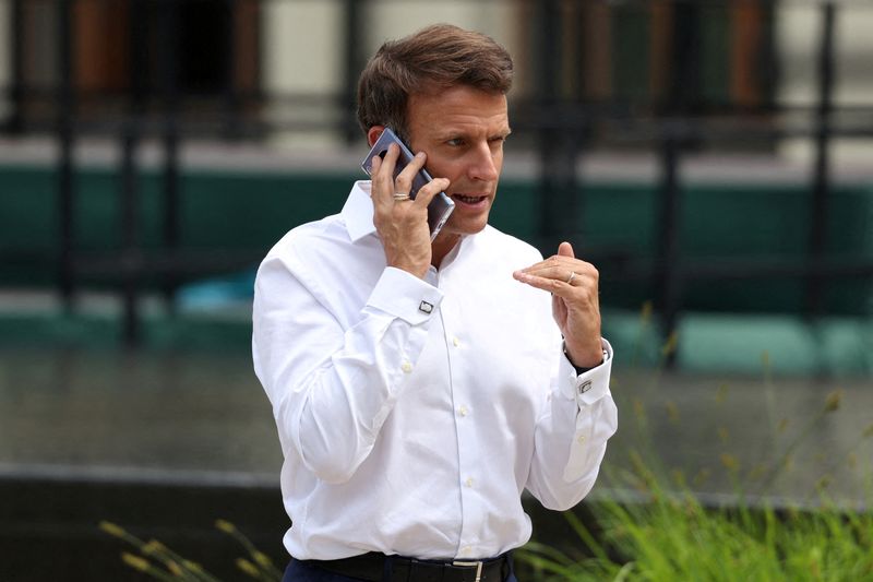 &copy; Reuters. ماكرون يتحدث عبر الهاتف خلال قمة مجموعة السبع في المانيا يوم الاثنين. صورة من ممثل لوكالات الأنباء. 