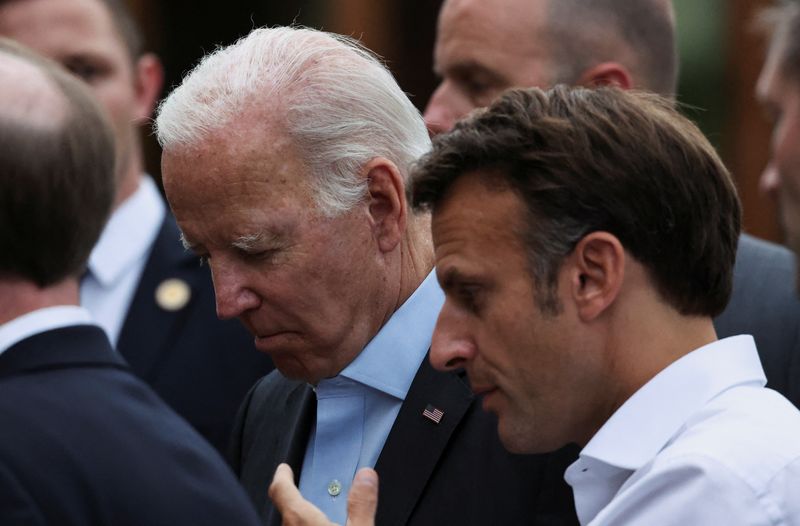 &copy; Reuters. Foto del lunes del Presidente de EEUU Joe Biden y su par francés Emmanuel Macron en la cumbre del G7 en Alemania 
Jun 27, 2022. REUTERS/Lukas Barth/Pool