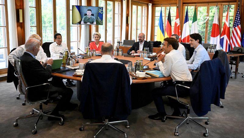 &copy; Reuters. الرئيس الأوكراني فولوديمير زيلينسكي يخاطب زعماء مجموعة السبع عبر رابط فيديو خلال جلسة عمل في قصر إلماو بألمانيا يوم الاثنين. صورة لرويترز م