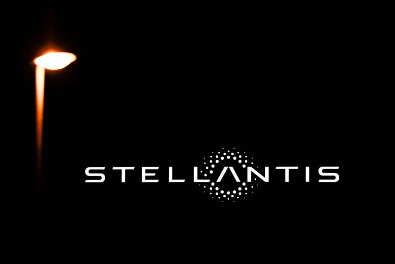&copy; Reuters. FILE PHOTO: The logo of Stellantis is seen on a company's building in Velizy-Villacoublay near Paris, France, February 23, 2022. REUTERS/Gonzalo Fuentes/