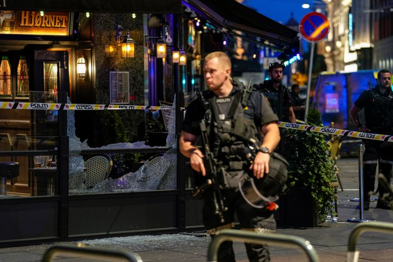 &copy; Reuters. قوات الأمن في موقع إطلاق نار في حانة تحظى بشعبية بين المثليين في وسط أوسلو يوم 25 يونيو حزيران 2022. صورة من إن.تي.بي. حصلت رويترز على الصورة من ط