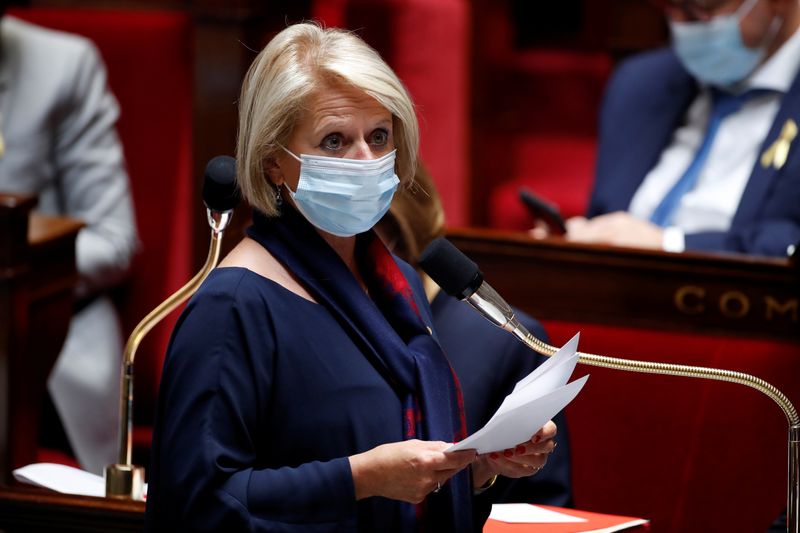 &copy; Reuters. La ministre de la Santé, Brigitte Bourguignon, a demandé lundi aux Français de porter à nouveau un masque dans tous les endroits clos avec une forte promiscuité, notamment dans les transports, évoquant un "devoir citoyen" face à la reprise de l'ép