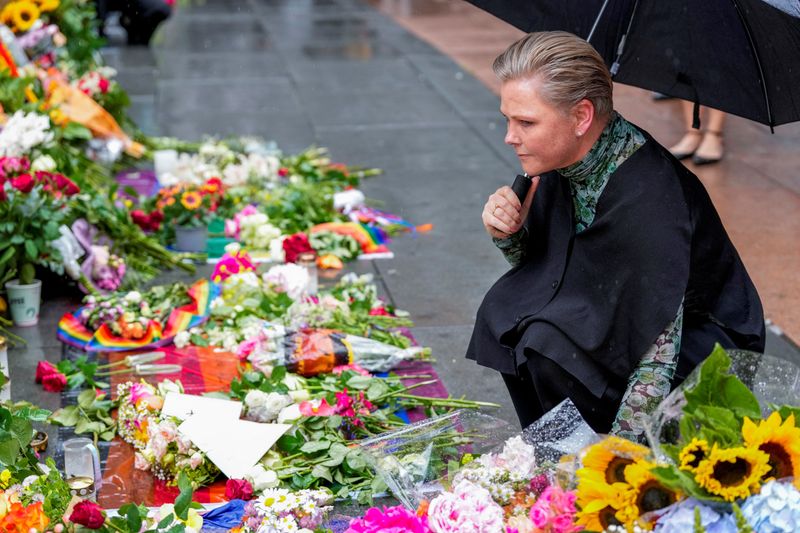 © Reuters. Norway's Minister of Development Anne Beathe Tvinnereim visits the memorial site following the recent deadly mass shooting at a gay bar in Oslo, Norway June 27, 2022. NTB/Beate Oma Dahle via REUTERS
