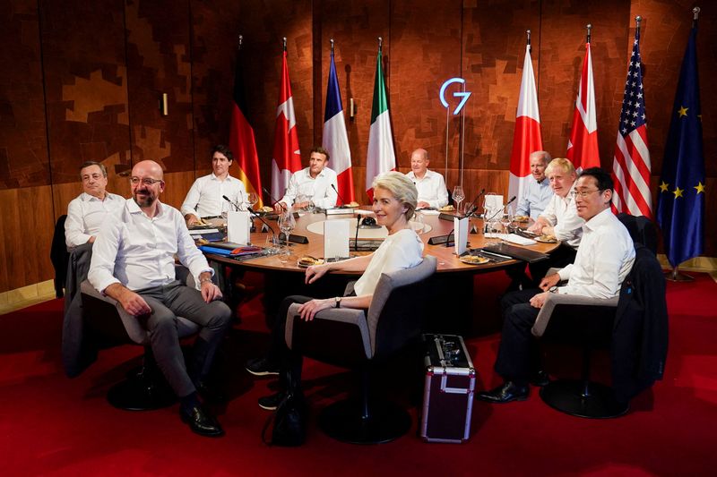 © Reuters. Líderes do G7 reunidos com presidente da Ucrânia, Volodymyr Zelenskiy, por videoconferência no castelo de Schloss Elmau, na Baviera, Alemanha 
26/06/2022
Stefan Rousseau/Pool via REUTERS