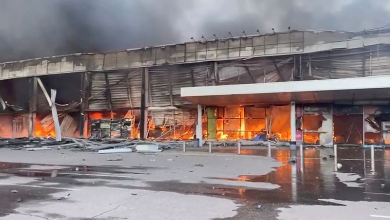 &copy; Reuters. Shopping center em chamas após ser alvo de ataque russo com mísseis em Kremenchuk, na Ucrânia
27/06/2022
Serviço Público de Emergência da Ucrânia/Divulgação via REUTERS