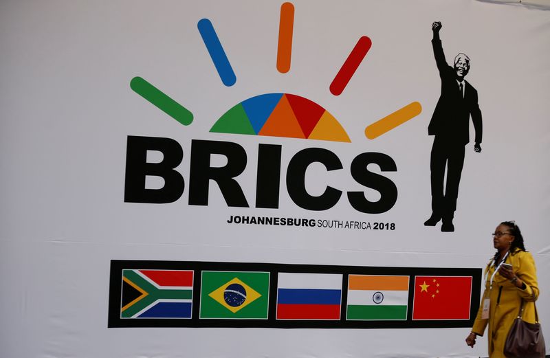 &copy; Reuters. Delegada passa por logo do Brics durante reunião de cúpula em Sandton, na África do Sul
24/07/2018
REUTERS/Siphiwe Sibeko