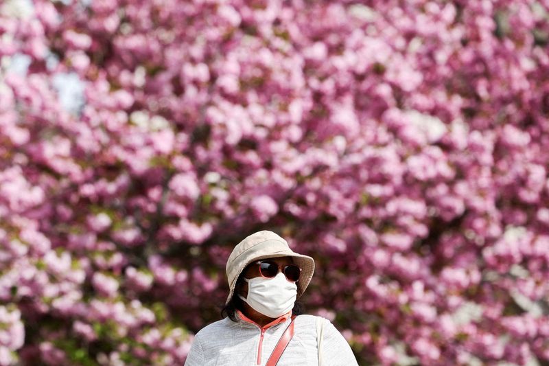 &copy; Reuters. 　６月２７日、フランスのブルギニョン保健相は、新型コロナウイルスの新たな変異株による感染の波が発生しており、公共輸送機関など混雑した場所でのマスク着用再開を国民に呼びかけ