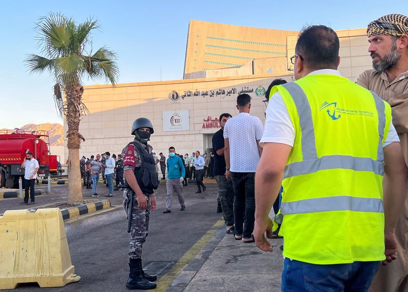 &copy; Reuters. 　６月２７日、ヨルダンのアカバ港で、貯蔵タンクから塩素ガスが漏れる事故があり、当局者や国営メディアによると少なくとも１２人が死亡、２５１人が負傷した。写真は現場近くの病院