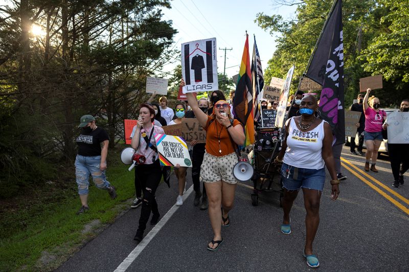 &copy; Reuters. Abortion rights activists march to the home of United States Supreme Court Justice Samuel Alito's home in Alexandria, Virginia, U.S., June 27, 2022. REUTERS/Evelyn Hockstein