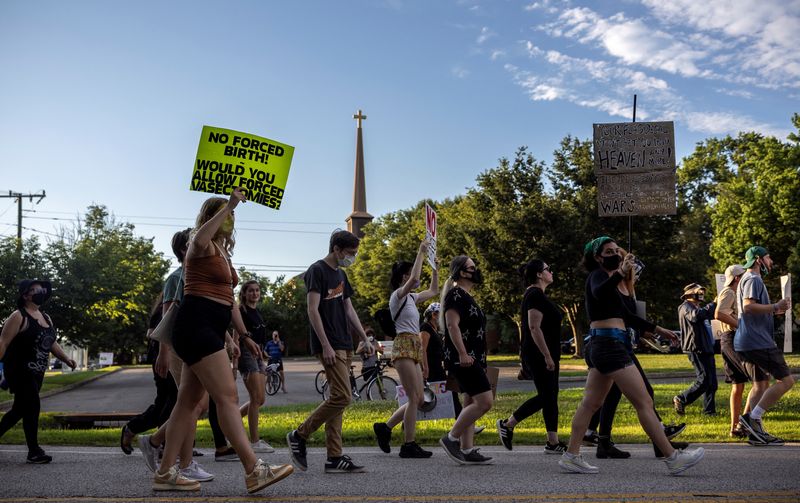 &copy; Reuters. Abortion rights activists march to the home of United States Supreme Court Justice Samuel Alito in Alexandria, Virginia, U.S., June 27, 2022. REUTERS/Evelyn Hockstein