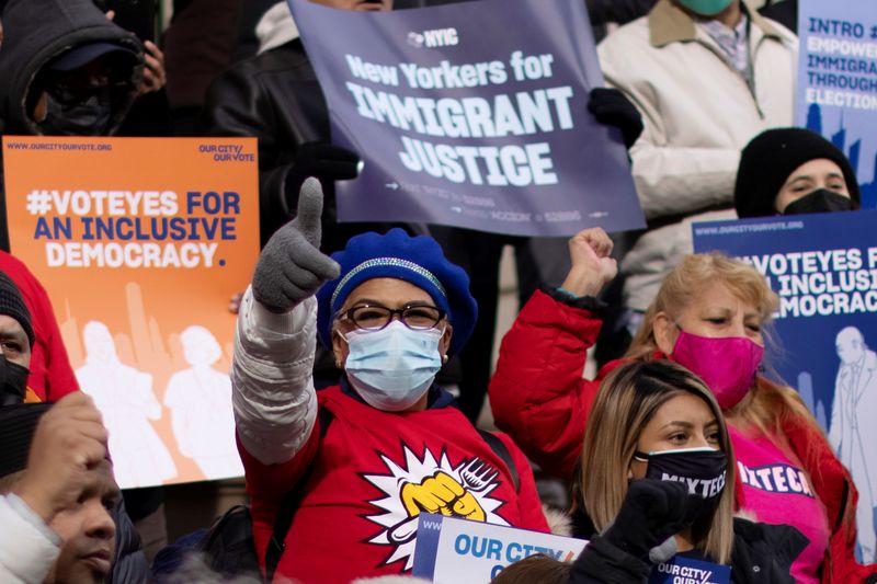 © Reuters.     ニューヨーク（ＮＹ）州最高裁は２７日、米国の市民権を持たないＮＹ市居住者に市長などの選挙で投票権を与える市の新法について、「全ての市民」に投票権があると規定する州憲法に違反しているとの判断を下した。資料写真、投票権を求めてアピールする人ら、２０２１年１２月、ニューヨーク（２０２２年　ロイター／Eduardo Munoz）