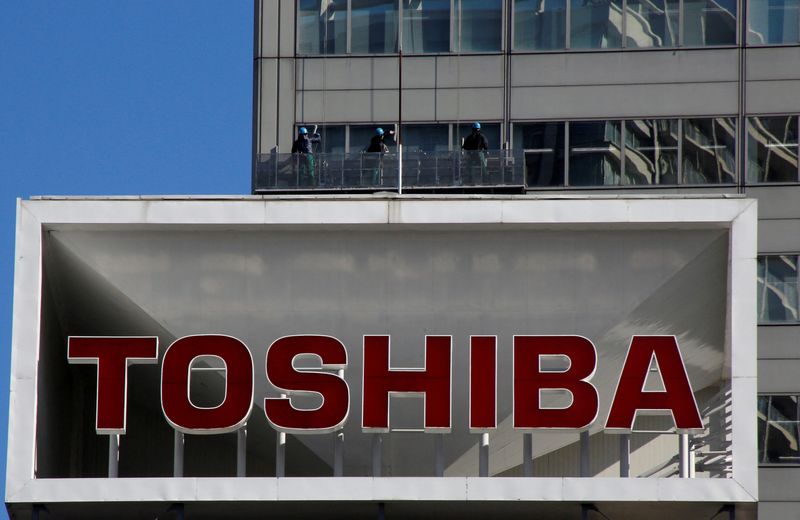 © Reuters. FILE PHOTO: The logo of Toshiba Corp is seen as window cleaners work on the company's headquarters in Tokyo, Japan, February 14, 2017. REUTERS/Toru Hanai