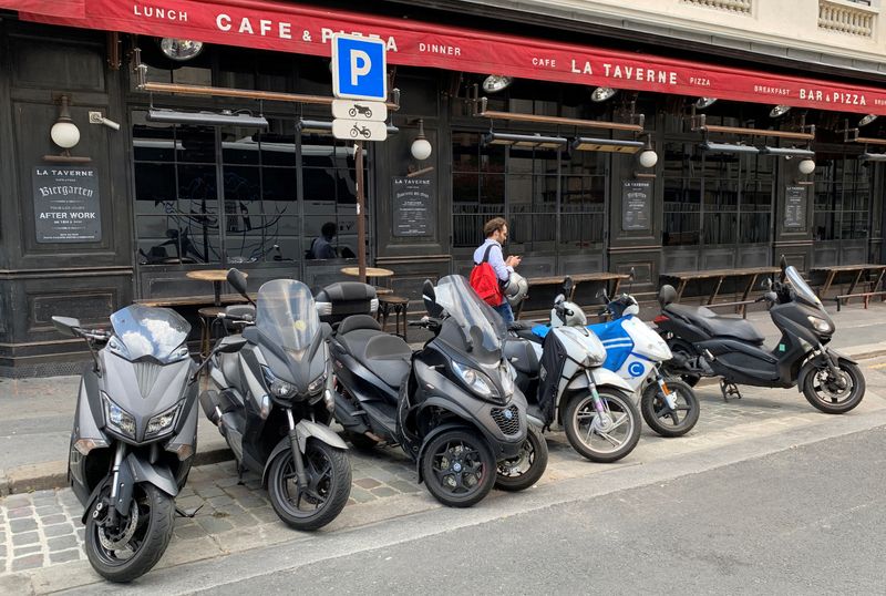 © Reuters. 　６月２７日、パリ市当局者は、ガソリン駆動のバイクについては９月から市内での駐輪を有料にすると明らかにした。写真は駐輪場に並ぶバイク。パリで撮影（２０２２年　ロイター／Geert De Clercq）
