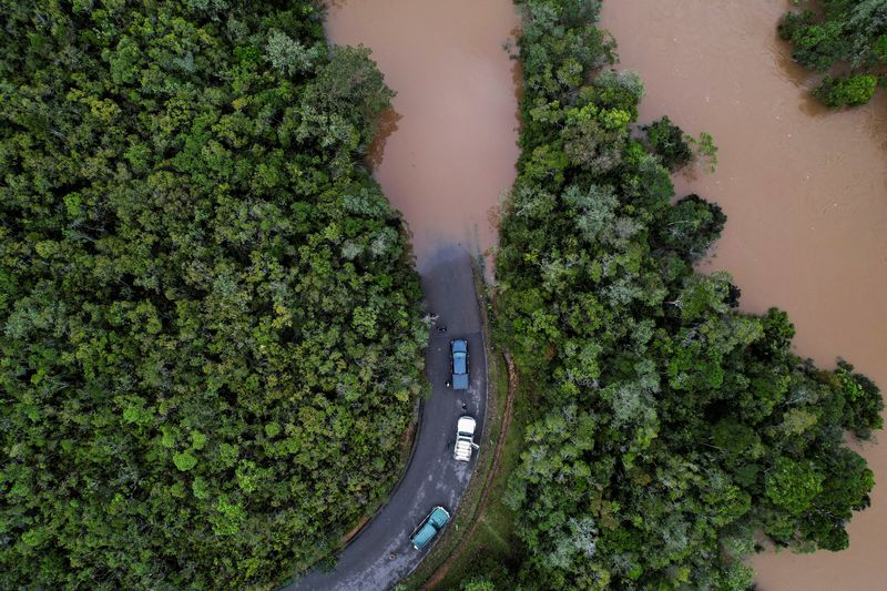 &copy; Reuters. FILE PHOTO: Cars stop before a flooded area, after Cyclone Batsirai made landfall, on a road in Vohiparara, Madagascar, February 6, 2022. Picture taken with a drone. REUTERS/Christophe Van Der Perre/File Photo