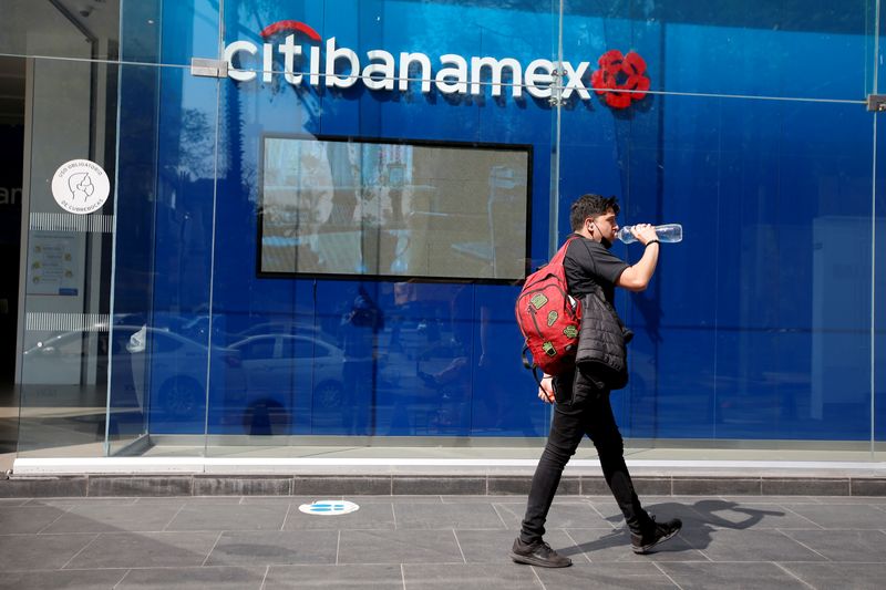 &copy; Reuters. FOTO DE ARCHIVO: Un hombre pasa frente a una sucursal del banco Citibanamex en Ciudad de México, México, el 13 de enero de 2022. REUTERS/Gustavo Graf