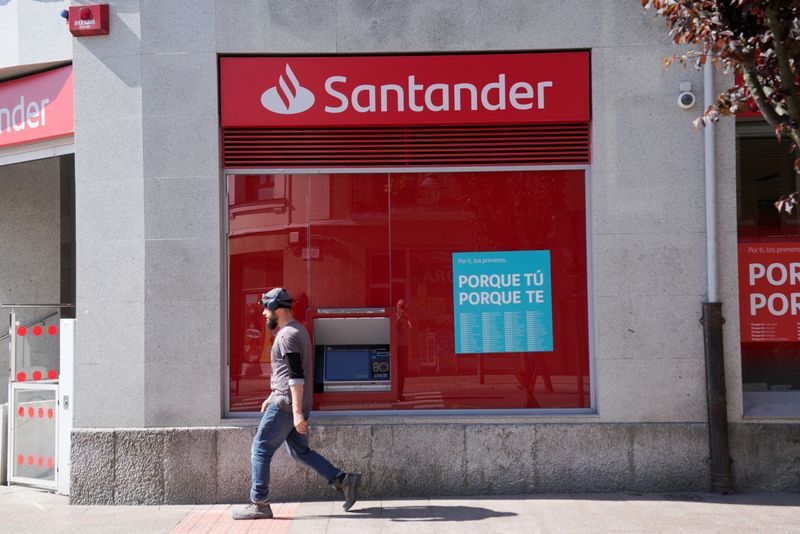 © Reuters. FILE PHOTO: A man walks past a Santander bank branch in Guernica, Spain, April 26, 2022. REUTERS/Vincent West