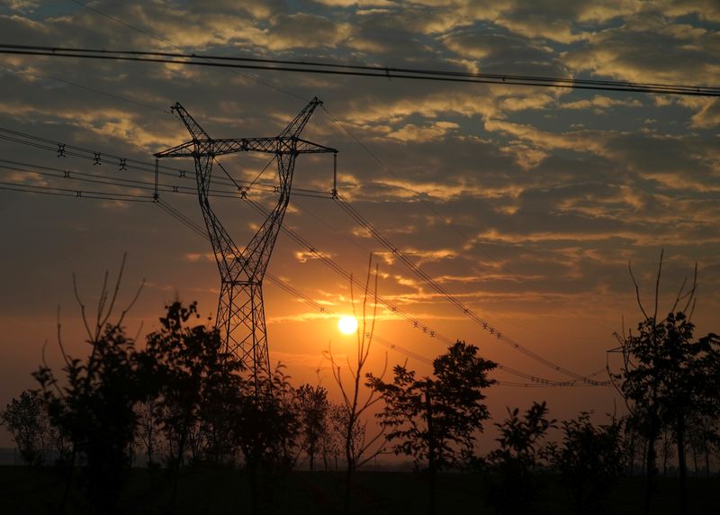 &copy; Reuters.  ６月２８日、中国の複数の地域で週末、電力消費量が過去最高を記録した。写真は南陽の送電施設。２０２１年１０月撮影（２０２２年　ロイター/Aly Song）