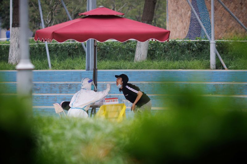 &copy; Reuters. Pékin et Shanghaï n'ont enregistré lundi aucun cas local de contamination par le coronavirus responsable du COVID-19, ont annoncé mardi les autorités. /Photo prise le 16 juin 2022/REUTERS/Thomas Peter