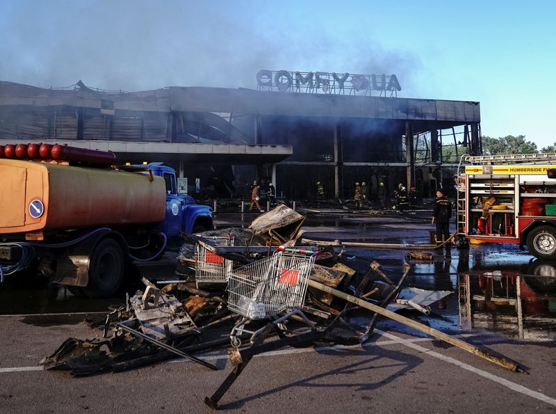 &copy; Reuters. Des sauveteurs travaillent sur le site d'un centre commercial touché par un tir de missile russe, à Kremenchuk, dans la région de Poltava, en Ukraine. Le ministère russe de la Défense a déclaré mardi que l'armée russe avait bombardé un dépôt d'