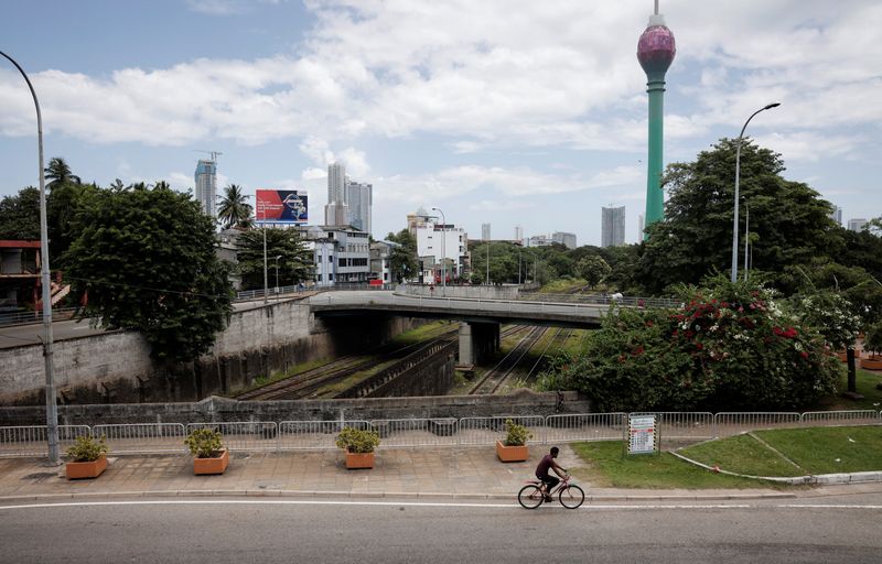 © Reuters. A man rides a cycle along main road as less vehicles are on the road due to fuel shortage, amid the country's economic crisis, in Colombo, Sri Lanka, June 28, 2022. REUTERS/Dinuka Liyanawatte