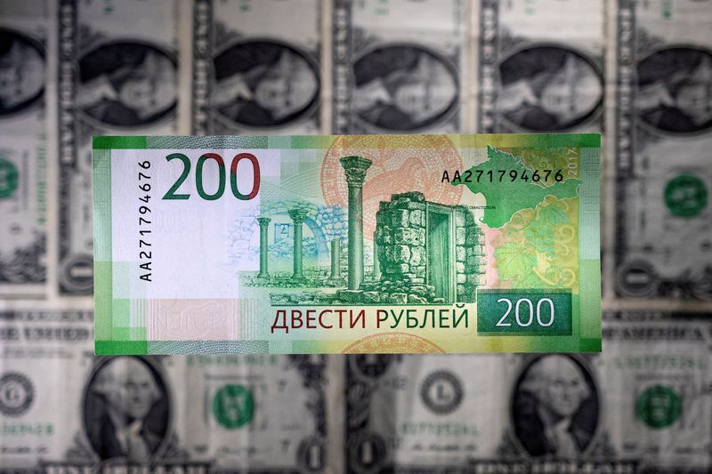 &copy; Reuters. 台湾の金融規制当局は２８日、今月２６日に利払いの猶予期限が切れたロシアのユーロ債について、台湾の保険会社７社が利息を受け取っていないと表明した。ルーブルとドル紙幣。（２０