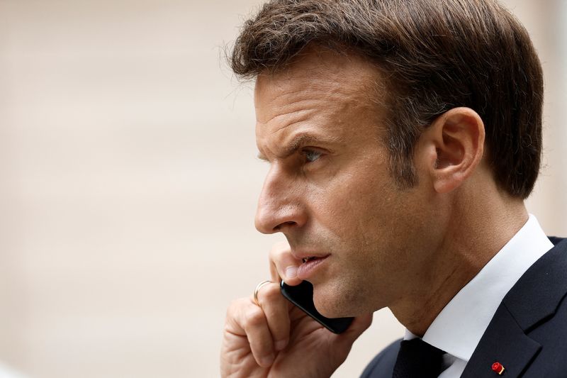 &copy; Reuters. الرئيس الفرنسي إيمانويل ماكرون يتحدث في الهاتف المحمول لدى وصوله لحضور مؤتمر صحفي في قصر إلماو يوم الثلاثاء. تصوير: بنويه تيسييه - رويترز
