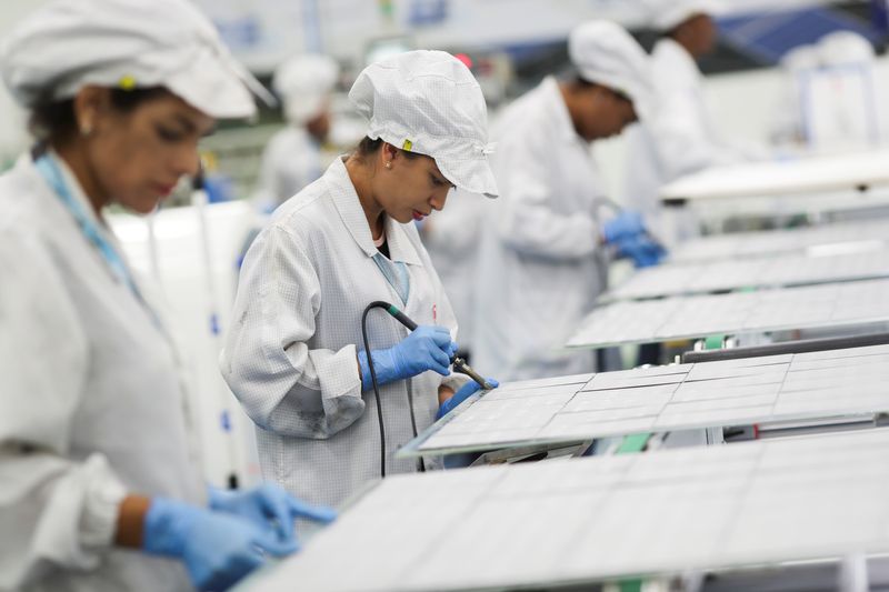 &copy; Reuters. Funcionárias trabalham na produção de equipamentos de energia solar em fábrica em Campinas, SP
13/02/2021
REUTERS/Amanda Perobelli