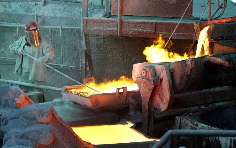 &copy; Reuters. FILE PHOTO: A worker monitors a process at the Codelco Ventanas copper smelter in Ventanas, Chile, January 7, 2015. REUTERS/Rodrigo Garrido