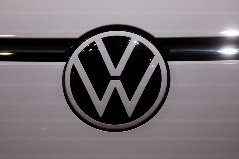 © Reuters. FILE PHOTO: Volkswagen logo is pictured at the 2022 New York International Auto Show, in Manhattan, New York City, U.S., April 13, 2022. REUTERS/Brendan McDermid/File Photo