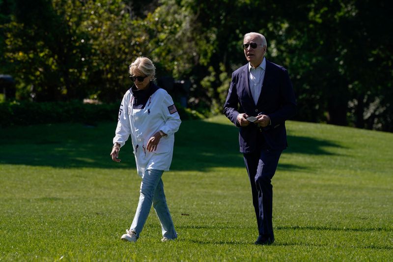 &copy; Reuters. Presidente dos EUA, Joe Biden, e primeira-dama do país, Jill Biden, caminham de volta para a Casa Branca
05/06/2022 REUTERS/Elizabeth Frantz