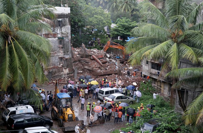 &copy; Reuters. عمال الإنقاذ يرفعون الحطام من موقع انهيار مبني سكني في مومباي يوم الثلاثاء. تصوير: نيهاريكا كولكارني - رويترز