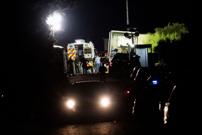 &copy; Reuters. Agentes da lei no local onde foi encontrado um caminhão com 46 cadáveres em San Antonio, nos Estados Unidos
28/06/2022 REUTERS/Go Nakamura